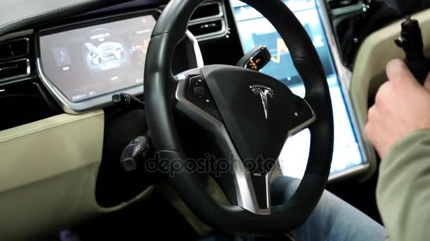 Homme avec caméra à l'intérieur Tesla electromobile — Video