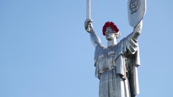 Madre Patria con corona de amapola roja — Vídeos de Stock