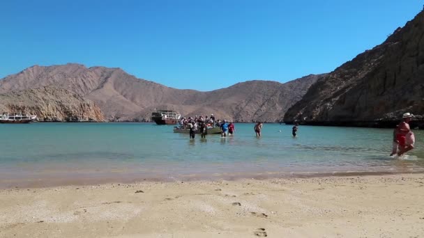 La gente sale del bote. — Vídeos de Stock