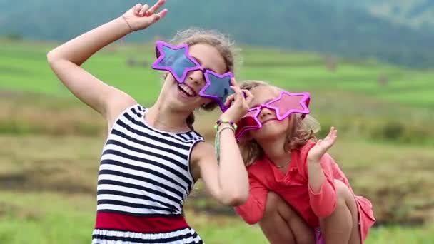 Весела дівчина у великих окулярах танцює — стокове відео