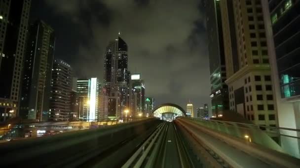 Tren yaklaşıyor ve istasyonu girer — Stok video