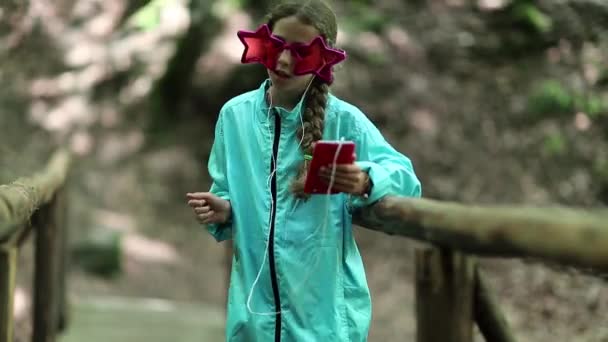 Jolie fille écoute de la musique et danse — Video