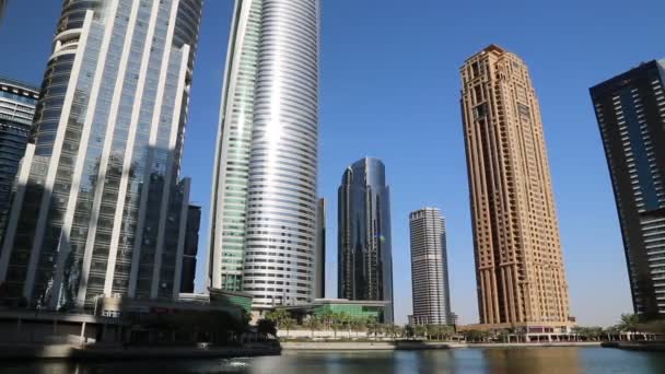 Almas tower ve Jumeirah Lakes Towers — Stok video