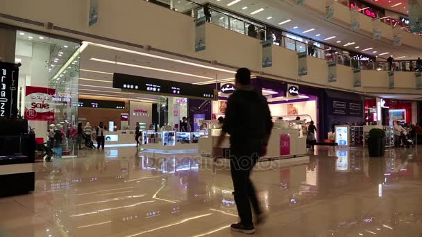 Люди, гуляющие по торговому центру Дубая — стоковое видео