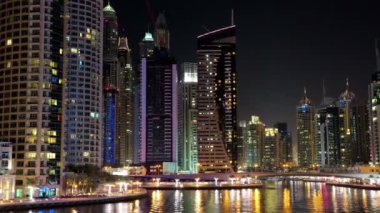 Gece Dubai Marina 'sı