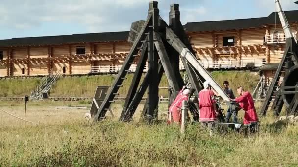 Old wooden catapults — Stock Video