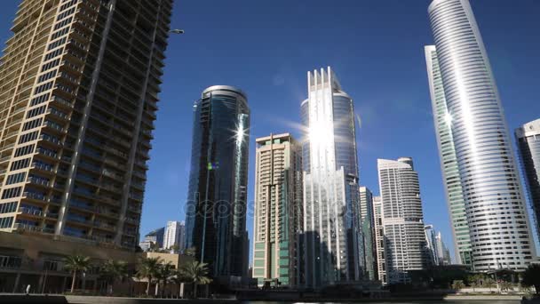 Almas tower och Jumeirah Lakes Towers — Stockvideo