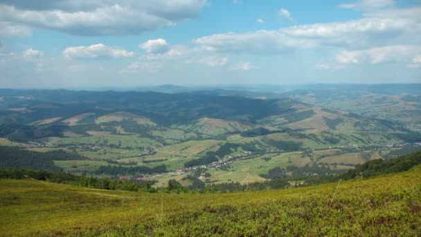 4K Vue panoramique sur les nuages et les beaux champs verts — Video