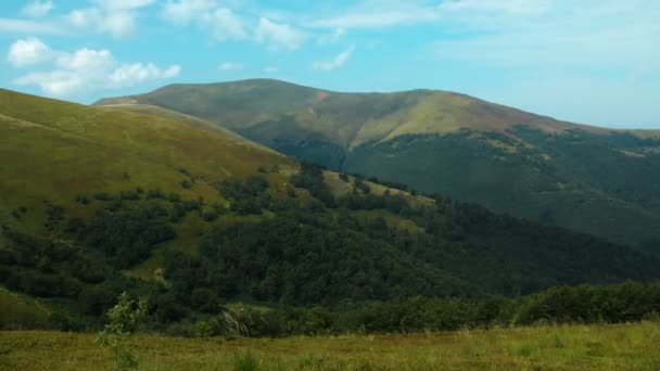 4k Timelapse van wolken in mooie groene bergen — Stockvideo