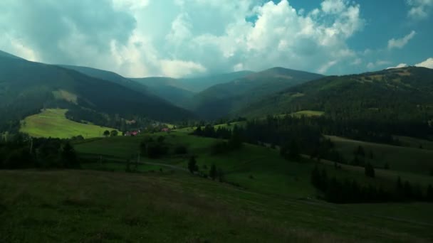 4K Timelapse хмар і красивих зелених полів — стокове відео