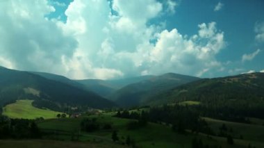 4k, bulutlar ve güzel yeşil alanların Timelapse