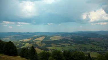 4k Timelapse cumulonimbus bulutlar ve yağmur Dağları