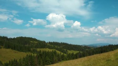 4k Timelapse bulutlar ve iğne yapraklı ağaçlar ile güzel yeşil dağlar