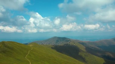 4k güzel yeşil dağların bulutlarda Timelapse