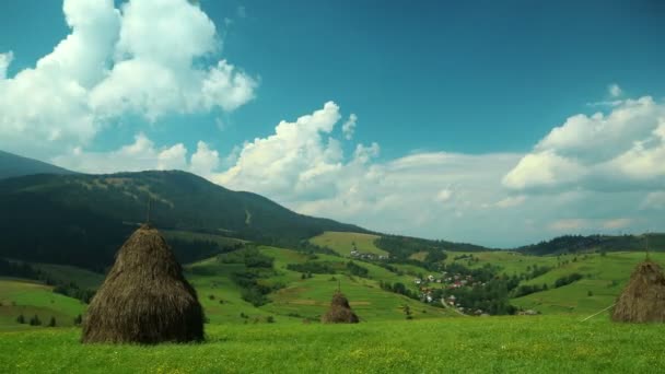 4K Время облаков и красивых зеленых полей с стогами сена — стоковое видео