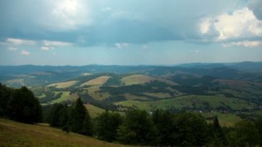 4k Timelapse cumulonimbus bulutlar ve yağmur Dağları