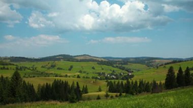 4k, bulutlar ve güzel yeşil alanların Timelapse