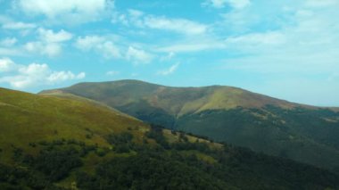 4k güzel yeşil dağların bulutlarda Timelapse