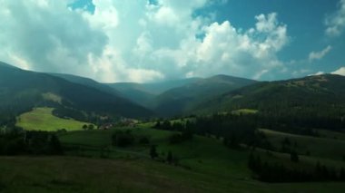 4k, bulutlar ve güzel yeşil alanların Timelapse