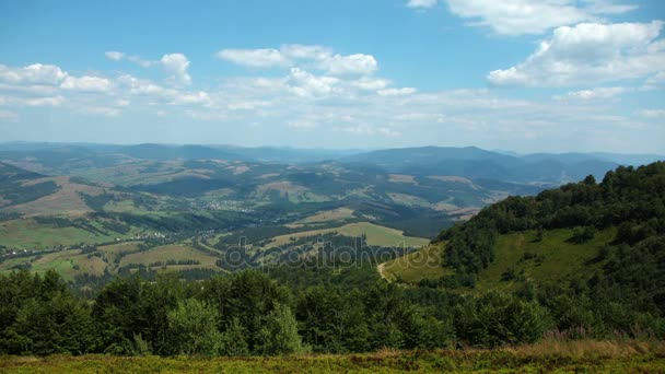 4k Zeitraffer der Wolken in wunderschönen grünen Bergen — Stockvideo