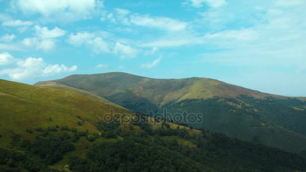 4K Время облаков в красивых зеленых горах — стоковое видео