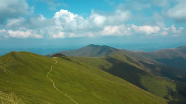 4k güzel yeşil dağların bulutlarda Timelapse — Stok video