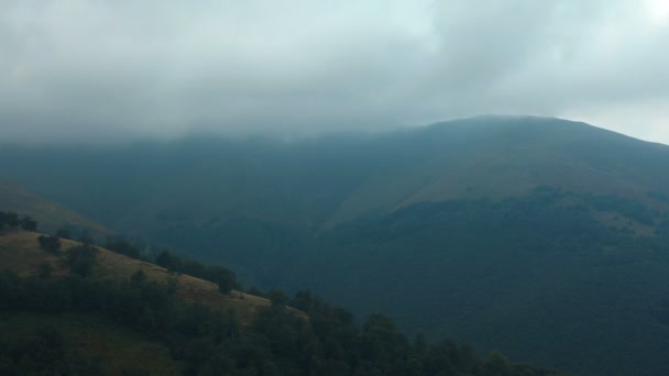 Тимелапс грозовых облаков в горах — стоковое видео