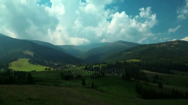 4K Timelapse хмар і красивих зелених полів — стокове відео