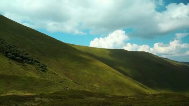4 k 游戏中时光倒流的云层和美丽的绿色山脉 — 图库视频影像