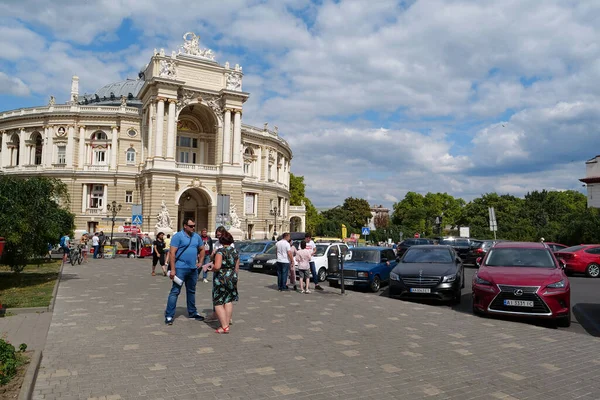 Odessa Ucrania Septiembre 2019 Personas Cercanas Teatro Académico Nacional Ópera — Foto de Stock