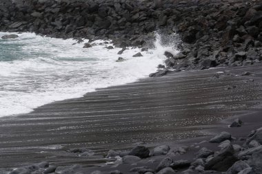 Tenerife, Kanarya Adaları, Atlantik Okyanusu, Spai 'deki siyah volkanik kumlarla sahilde dalgalar kopuyor.