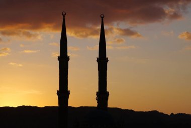 Gece bulutları ve Sharm El Sheikh şehrindeki Al Sahaba Camii 'nin iki minaresi, Mısır