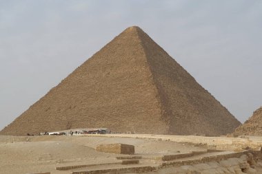 Mısır 'daki Büyük Giza Piramidi, dünyanın yedi harikasından biri.