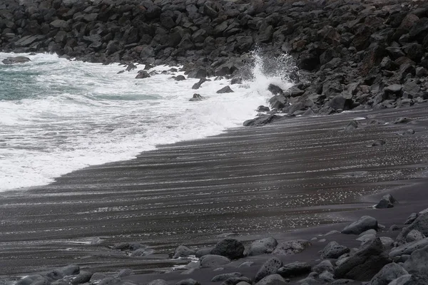 Brechende Wellen Strand Mit Schwarzem Vulkansand Auf Teneriffa Kanarischen Inseln — Stockfoto