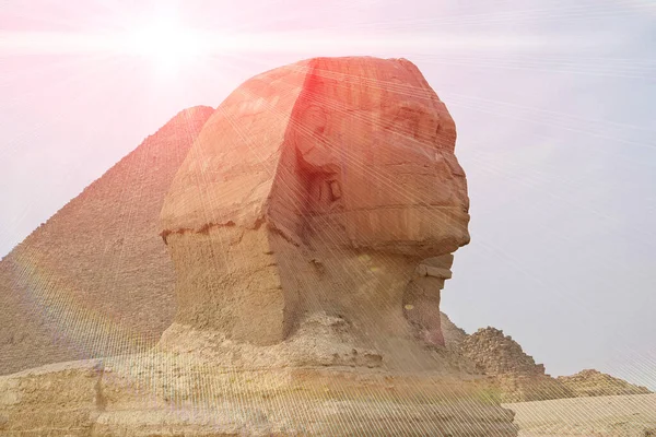吉萨高原上的大狮身人面像和大金字塔 在埃及也被称为胡夫金字塔或奶酪金字塔 — 图库照片