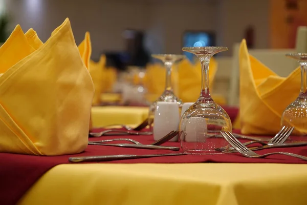 Bir Restoranda Masaların Üzerinde Sarı Masa Örtüleri Çatallar Bıçaklar Var — Stok fotoğraf
