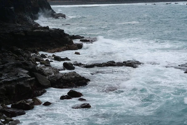 Dalgalar Tenerife Adasının Kayalık Kıyıları Kanarya Adaları Spanya — Stok fotoğraf