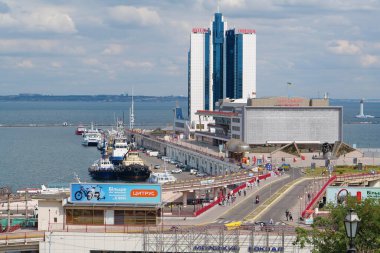 Ukrayna, Odessa, 5 Eylül 2019: Sea Port 'taki Odessa yolcu terminali ve oteli - en büyük Ukrayna limanı ve Karadeniz' deki en büyük limanlardan biri