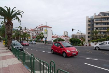 Tenerife Adası, Puerto De La Cruz, İspanya, 27 Eylül 2019: Tenerife Adası 'ndaki Puerto de la Cruz şehrinde karayolu trafiği