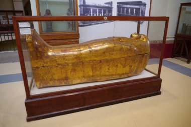 Kahire, Mısır, 11 Aralık 2019: Kahire 'deki Mısır antik müzesi veya Kahire müzesi olarak bilinen lahitteki antik mumya