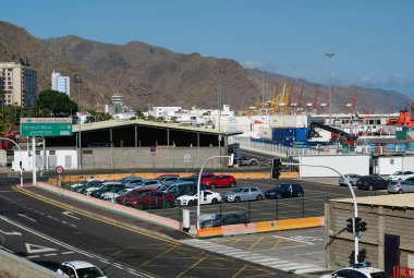 Santa Cruz De Tenerife, Kanarya Adaları, İspanya, 29 Eylül 2019: Santa Cruz de Tenerife limanındaki arabalar, Kanarya Adaları