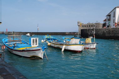 Tenerife Adası, Puerto De La Cruz, İspanya, 26 Eylül 2019: Puerto de la Cruz şehrinin eski limanı, Tenerife Adası, Kanarya Adaları, İspanya