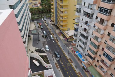 Tenerife Adası, Puerto De La Cruz, İspanya, 27 Eylül 2019: Tenerife adasındaki Puerto de la Cruz şehrindeki oteller, İspanya