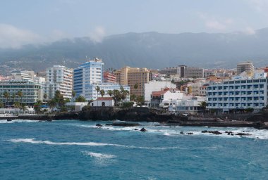 Puerto De La Cruz, Tenerife Adası, İspanya, 26 Eylül 2019: Puerto de la Cruz şehrindeki otellerin görüntüsü, Tenerife Adası, Kanarya Adaları, Atlantik Okyanusu, İspanya