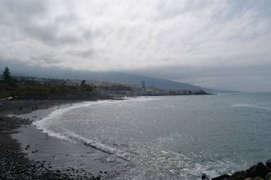 Punta Brava yakınlarında siyah volkanik kumlu bir sahil. Puerto de la Cruz şehri yakınlarında. Tenerife adası, Kanarya adaları, Atlantik okyanusu, İspanya.