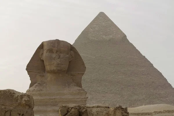 埃及吉萨高原上的大狮身人面像和Khafre金字塔 — 图库照片