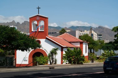 Santa Cruz De Tenerife, Kanarya Adaları, İspanya, 28 Eylül 2019: Santa Cruz de Tenerife 'deki Ermita Nuestra Senora Regla Manastırı yakınlarındaki yol trafiği