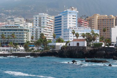 Puerto De La Cruz, Tenerife Adası, İspanya, 26 Eylül 2019: Puerto de la Cruz şehrindeki otellerin görüntüsü, Tenerife Adası, Kanarya Adaları, Atlantik Okyanusu, İspanya