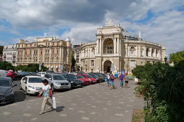 Ucraina Odessa Settembre 2019 Persone Vicino Teatro Accademico Nazionale Opera — Foto Stock