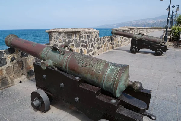 西班牙 大西洋 加那利群岛 克鲁斯港 特内里费岛海岸上有轮子的旧大炮 — 图库照片